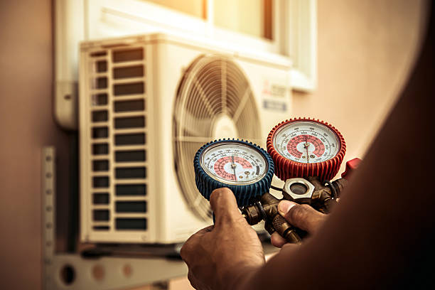 Professional Hvac technician working in Mooreland, OK
